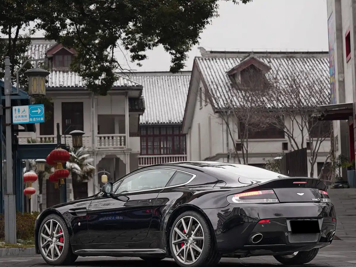Aston Martin V8 Vantage 2012 4.7L S Coupe фото 4