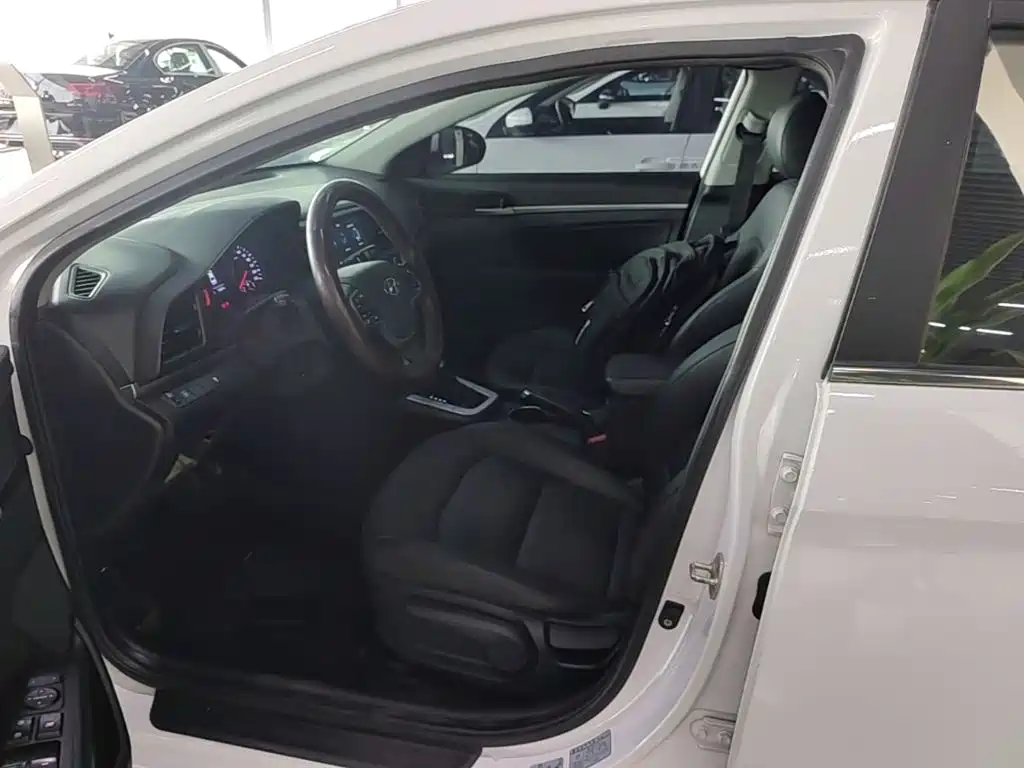 Photo 11 - Hyundai Elantra