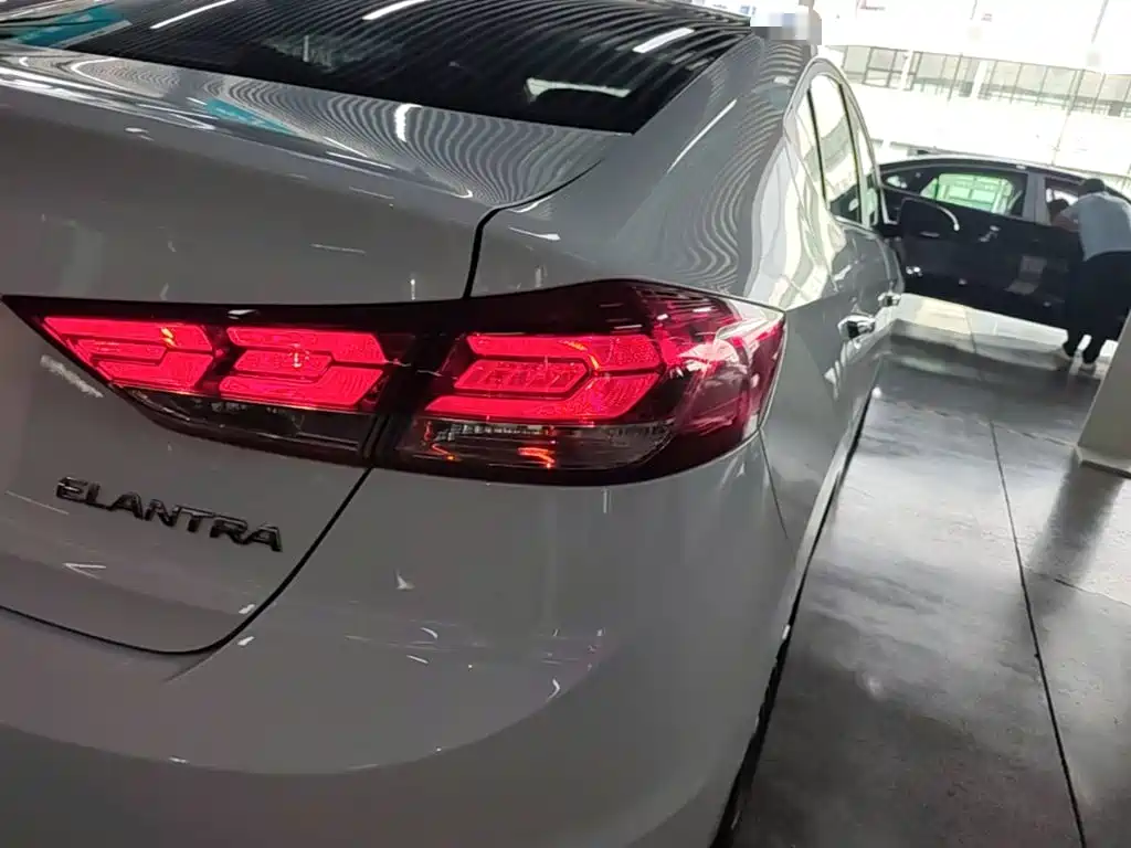 Photo 24 - Hyundai Elantra