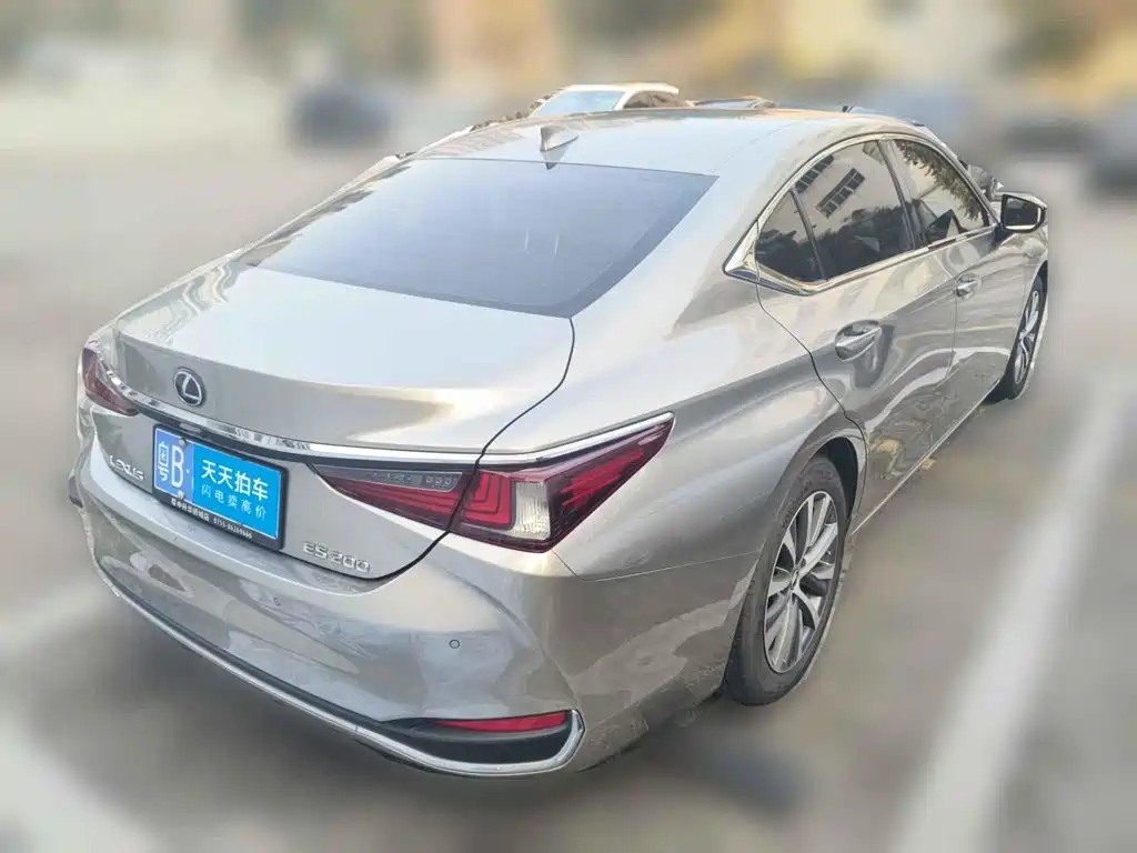 Photo 2 - Lexus ES