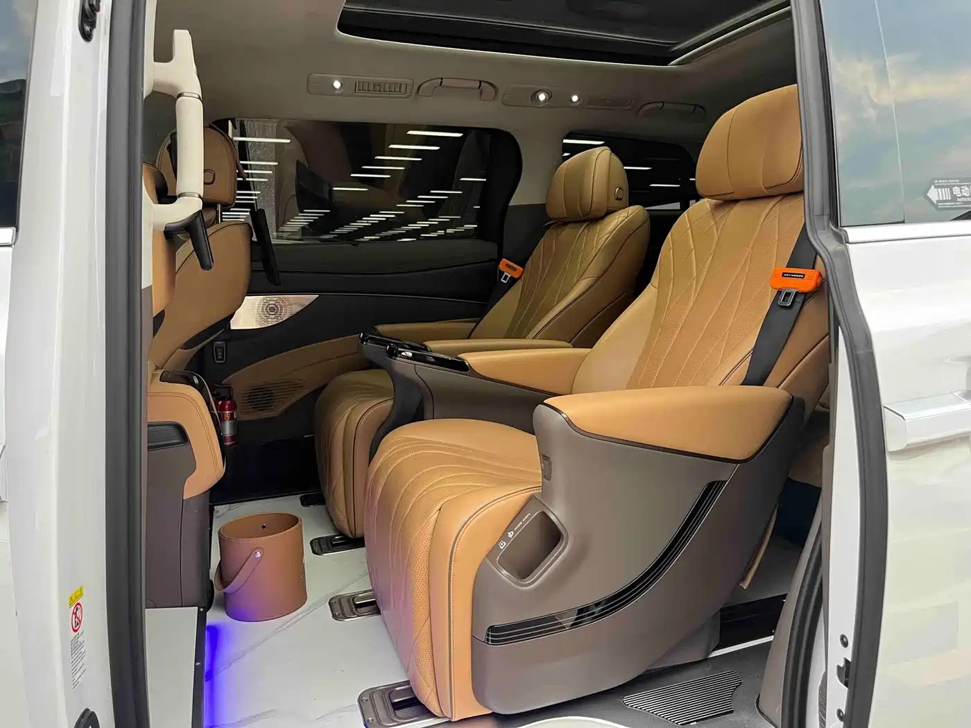 Denza D9 2023 2022 DM-i 970 AWD Flagship