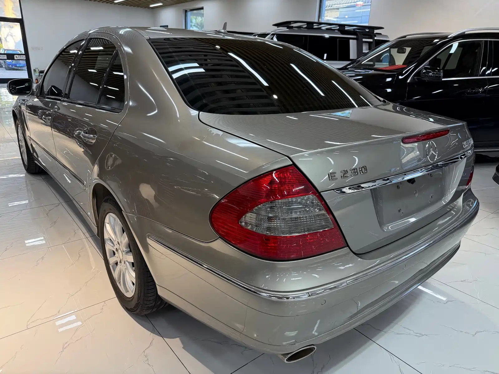 صورة 4 - Mercedes-Benz E-Class
