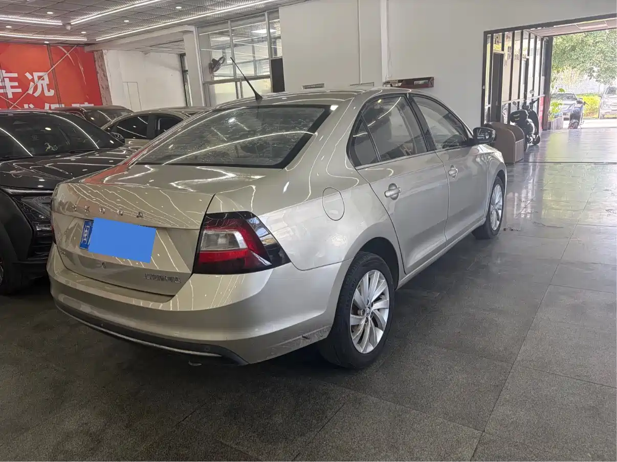 Škoda Rapid 2018 1.6L Automatic Comfort Edition фото 8