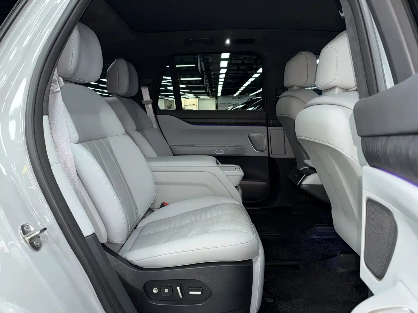 NIO ES8 2023 75kWh Executive Edition фото 12
