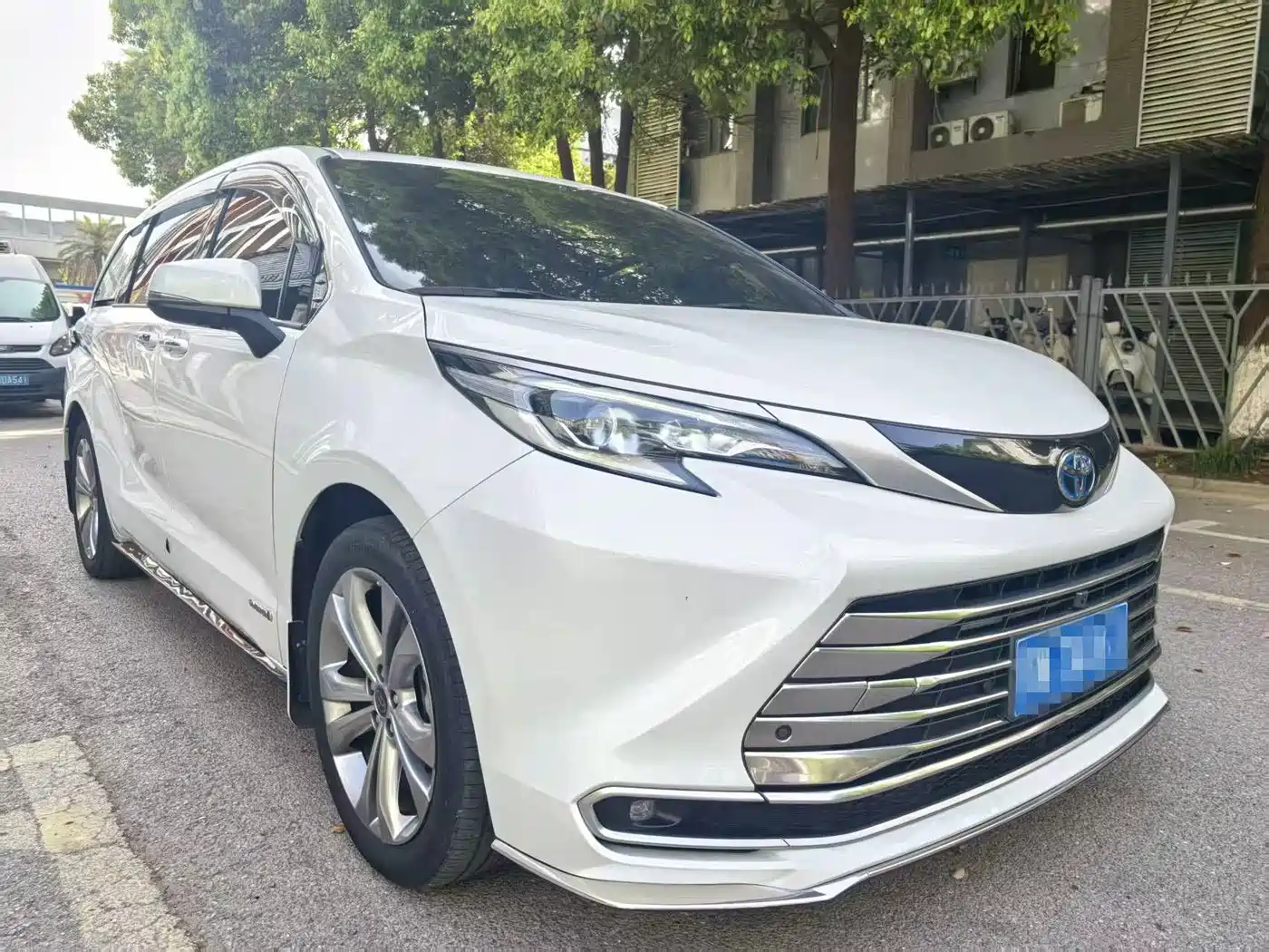 Toyota Sienna 2023 2.5L Hybrid Luxury Welfare Edition фото 3