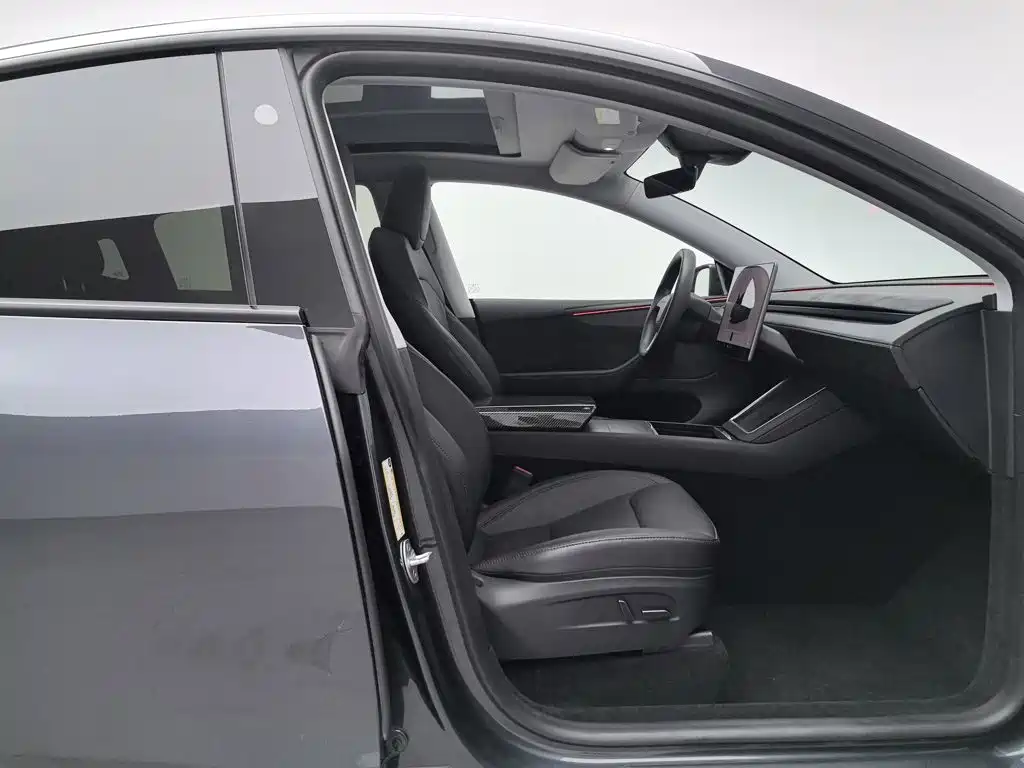 Photo 23 - Tesla Model Y