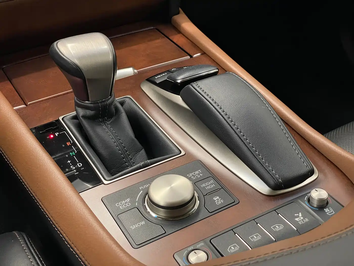 Photo 10 - Lexus LS