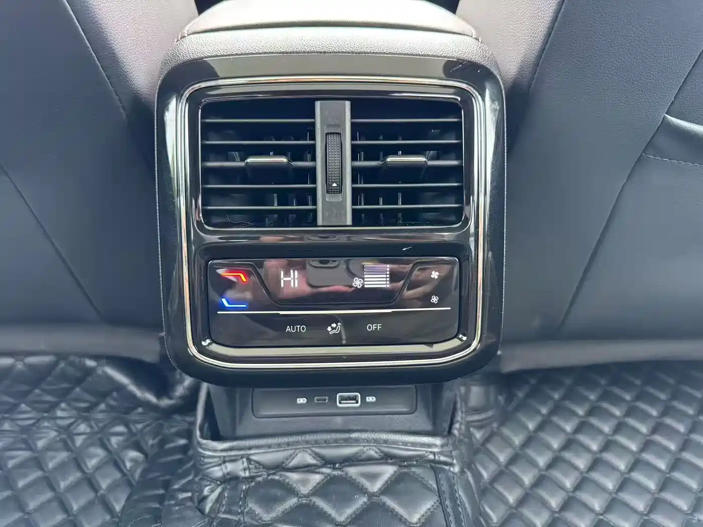 Volkswagen Passat 2023 330TSI Elite Edition фото 9