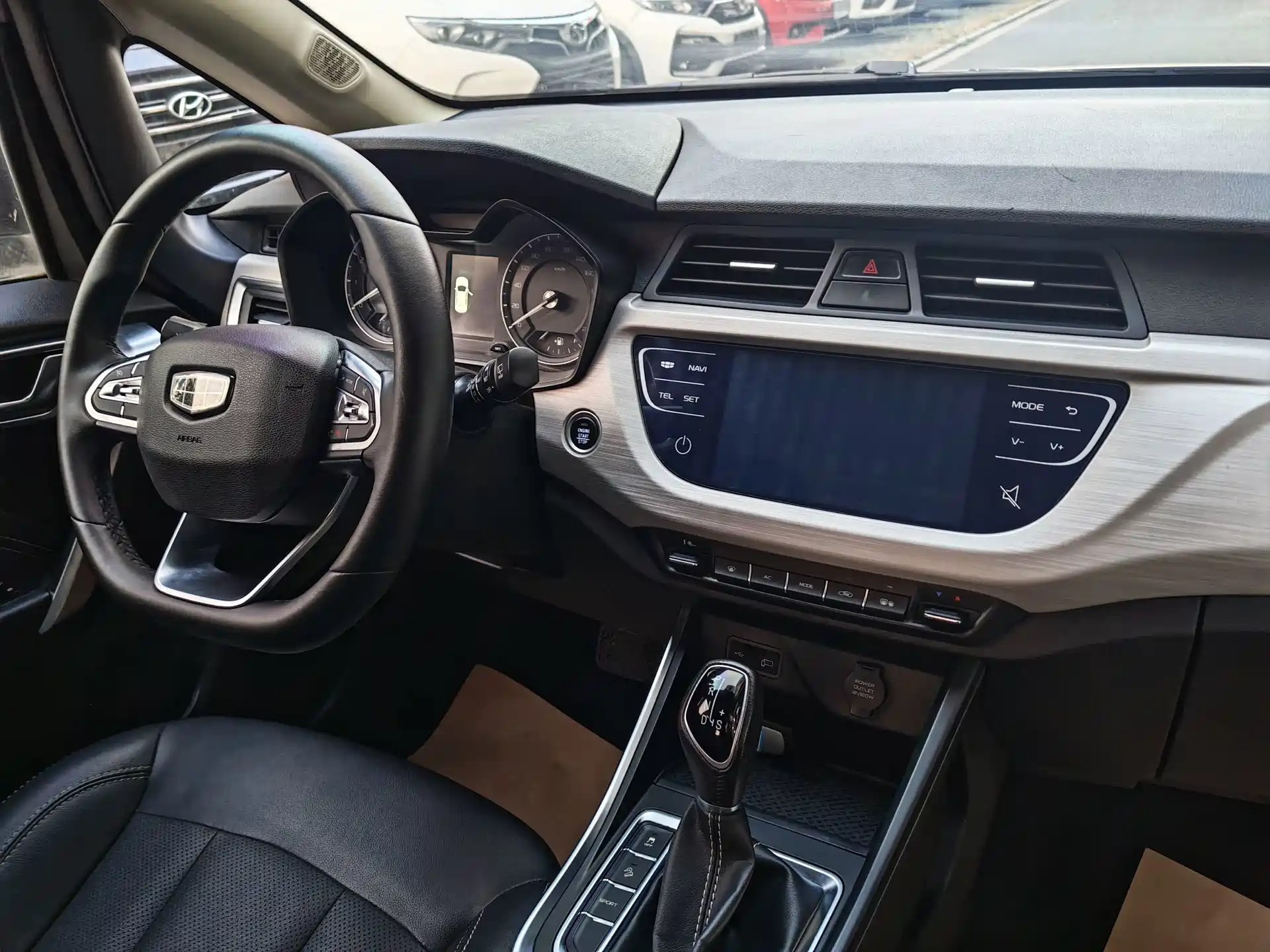 Фото 16 - Geely Vision X3