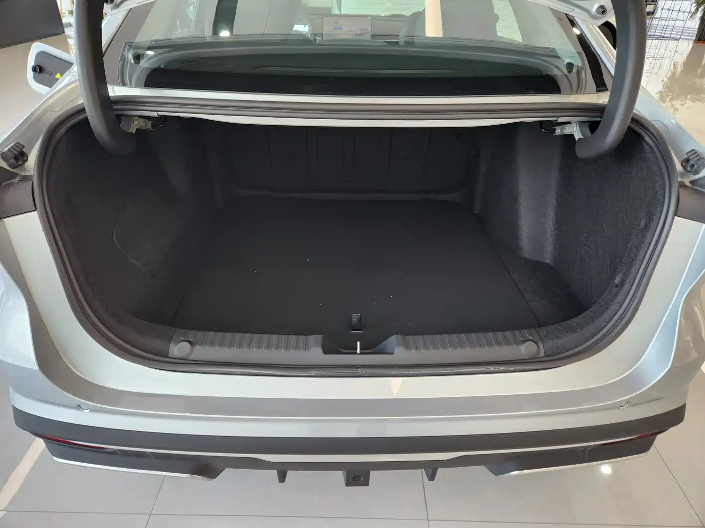 Geely Galaxy Galaxy L6 2025 EM-i 140km Explorer+ Edition фото 6