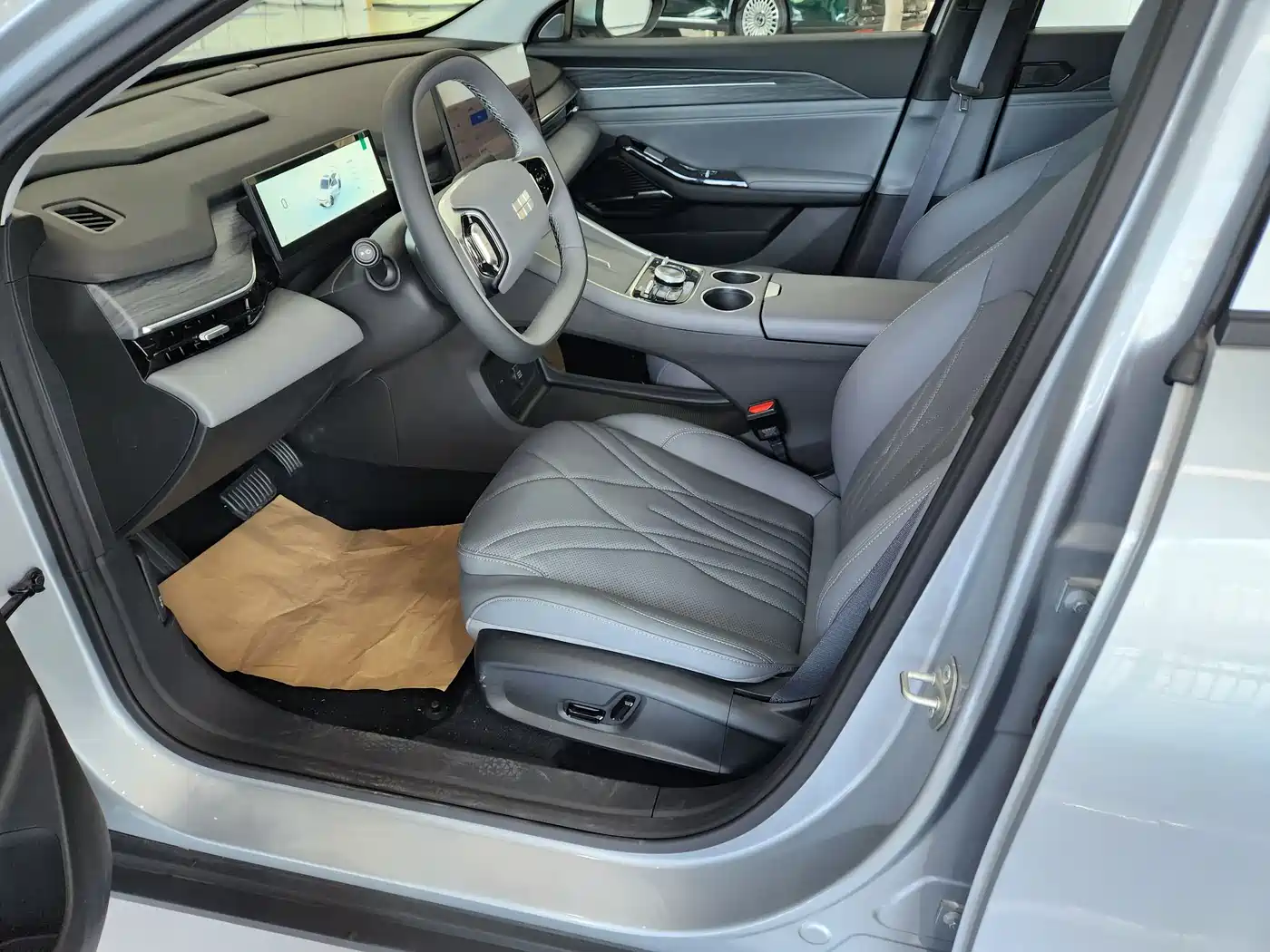 Geely Galaxy Galaxy L6 2025 EM-i 140km Explorer+ Edition фото 3