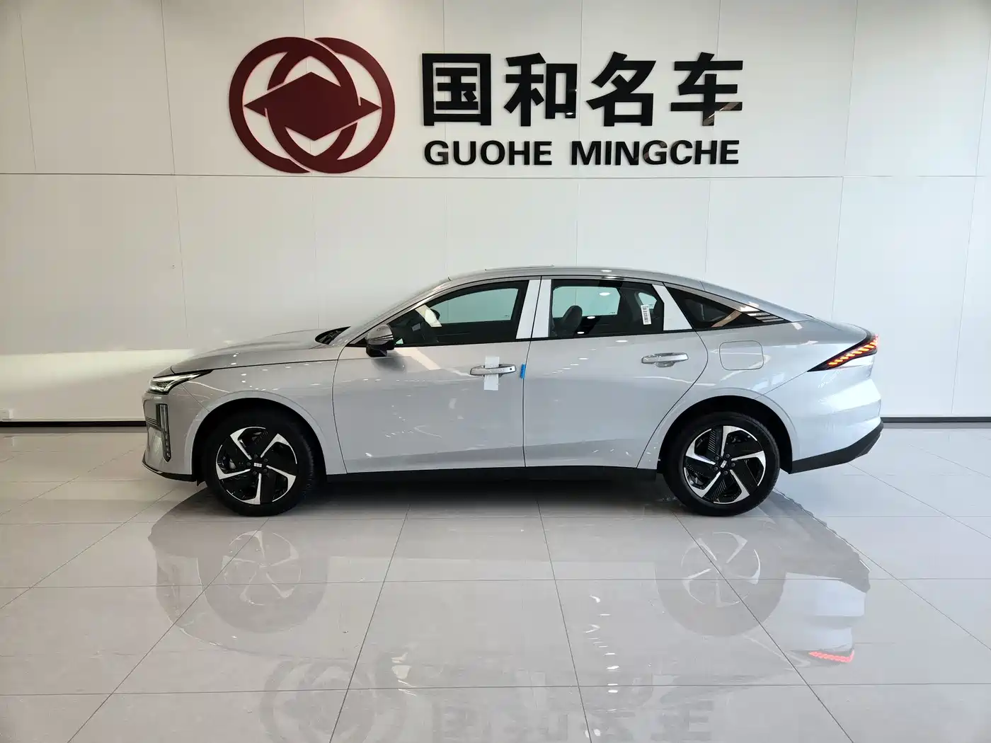 Geely Galaxy Galaxy L6 2025 EM-i 140km Explorer+ Edition фото 2