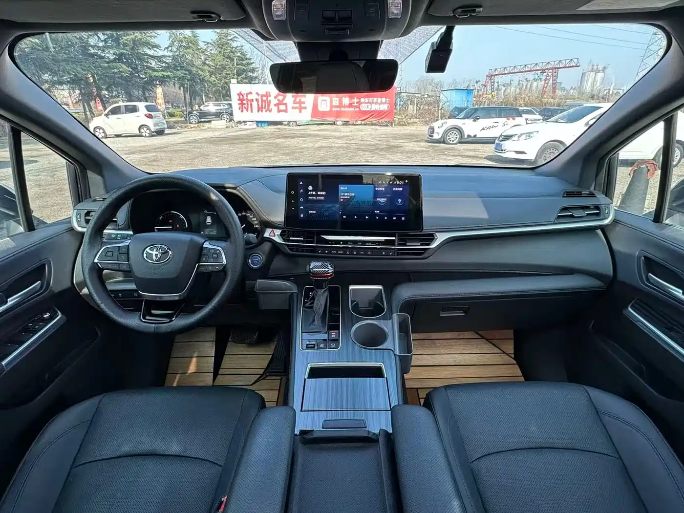 Toyota Sienna 2023 2.5L Hybrid Premium Edition фото 7