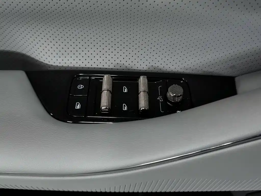 Фото 9 - Geely Galaxy Galaxy E8