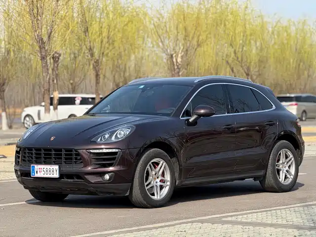 PORSCHE MACAN