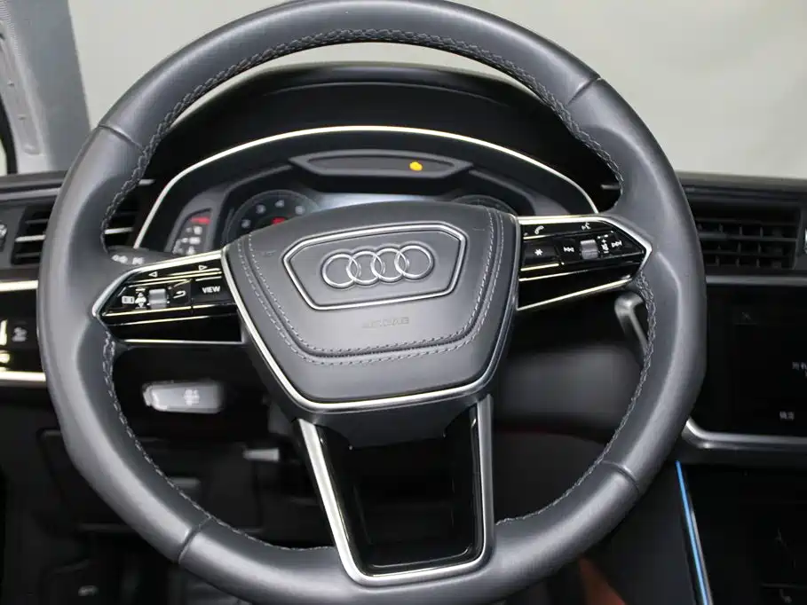 Фото 16 - Audi A6L