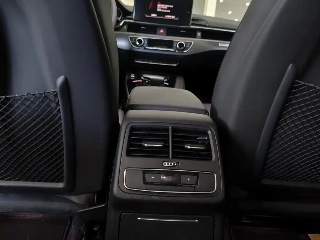 Фото 15 - Audi A4L