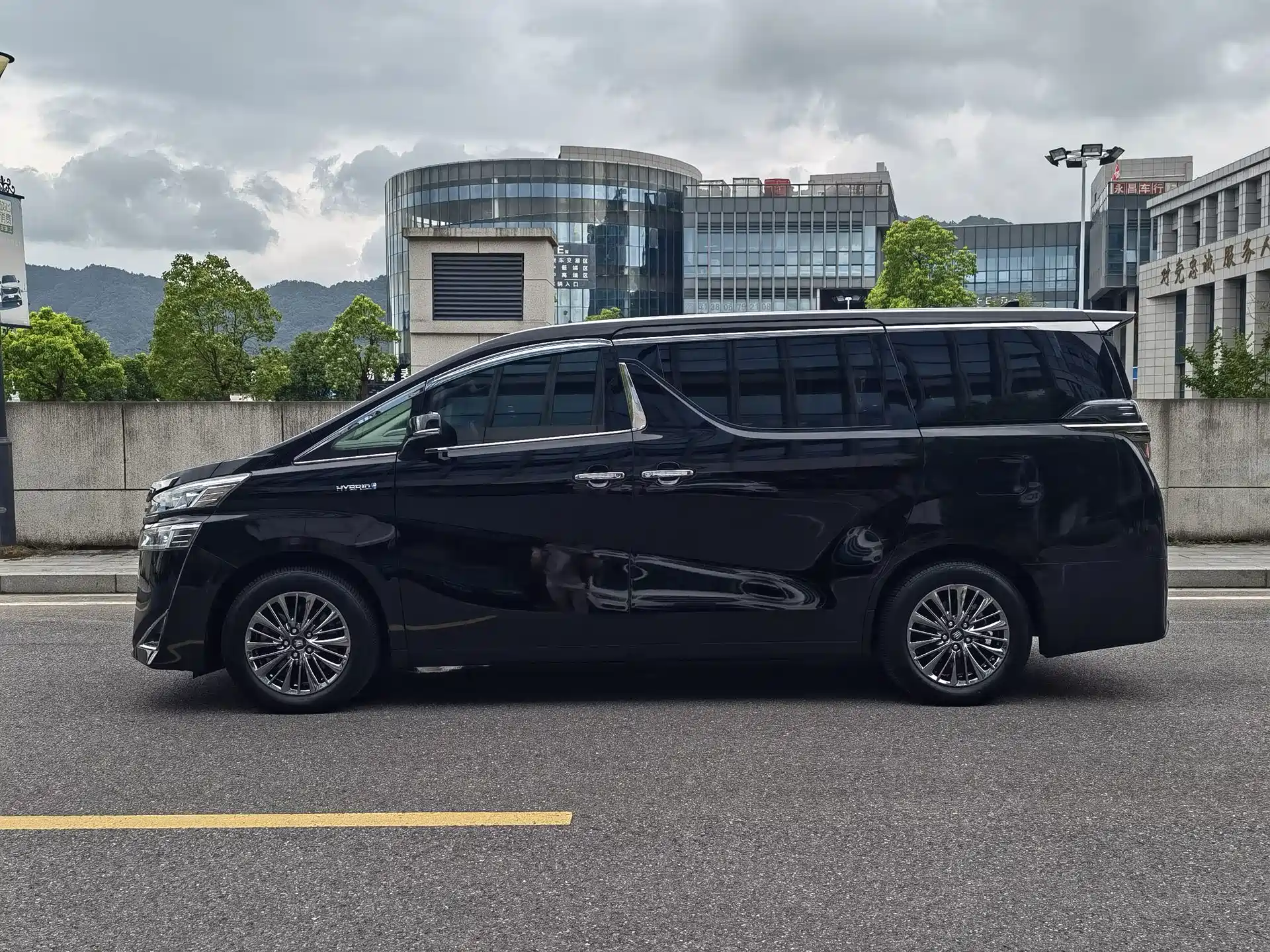 Фото 3 - Toyota Vellfire