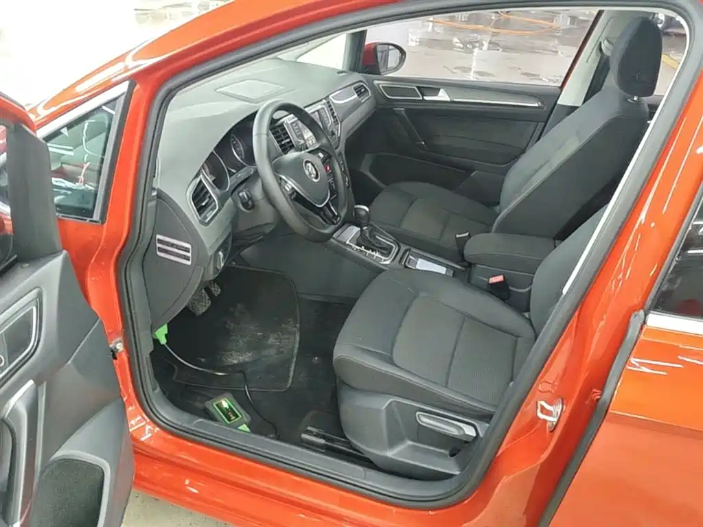 Volkswagen Golf Sportsvan 2016 230TSI Automatic Progressive фото 16