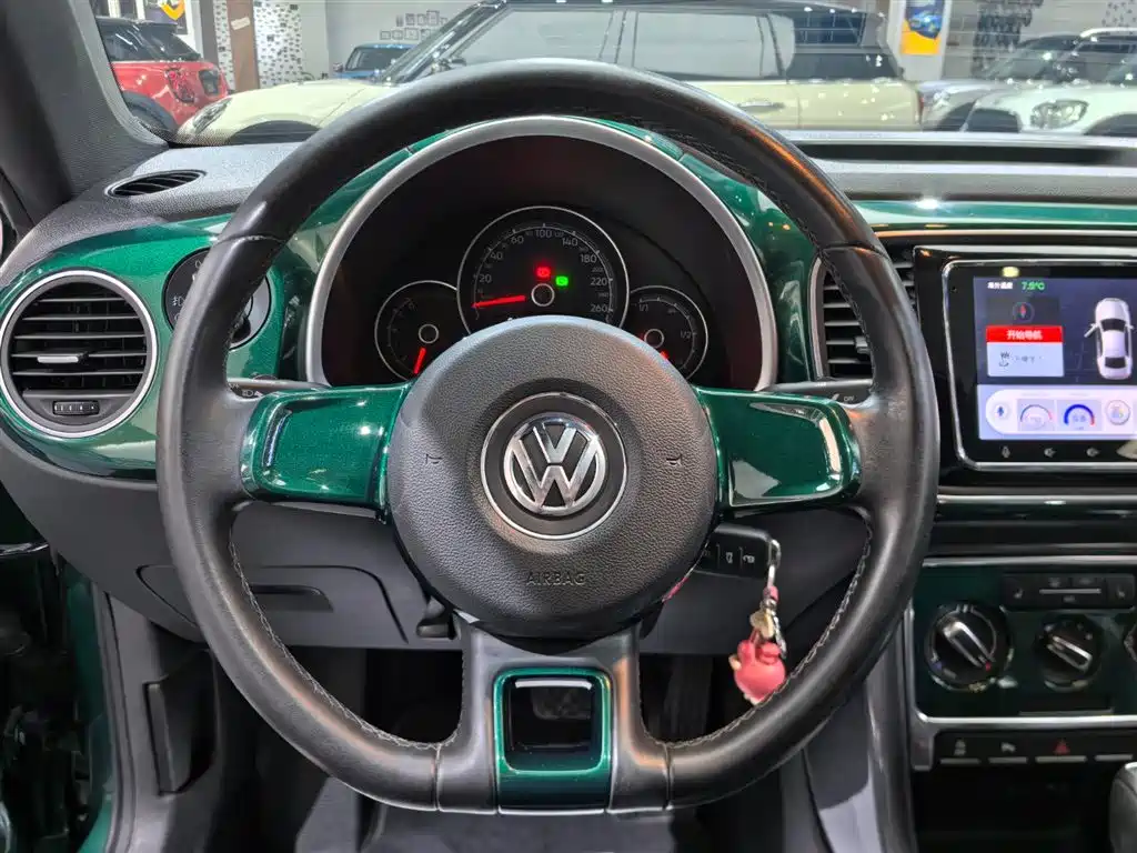 Volkswagen Beetle 2017 180TSI Emerald Classic Edition фото 8