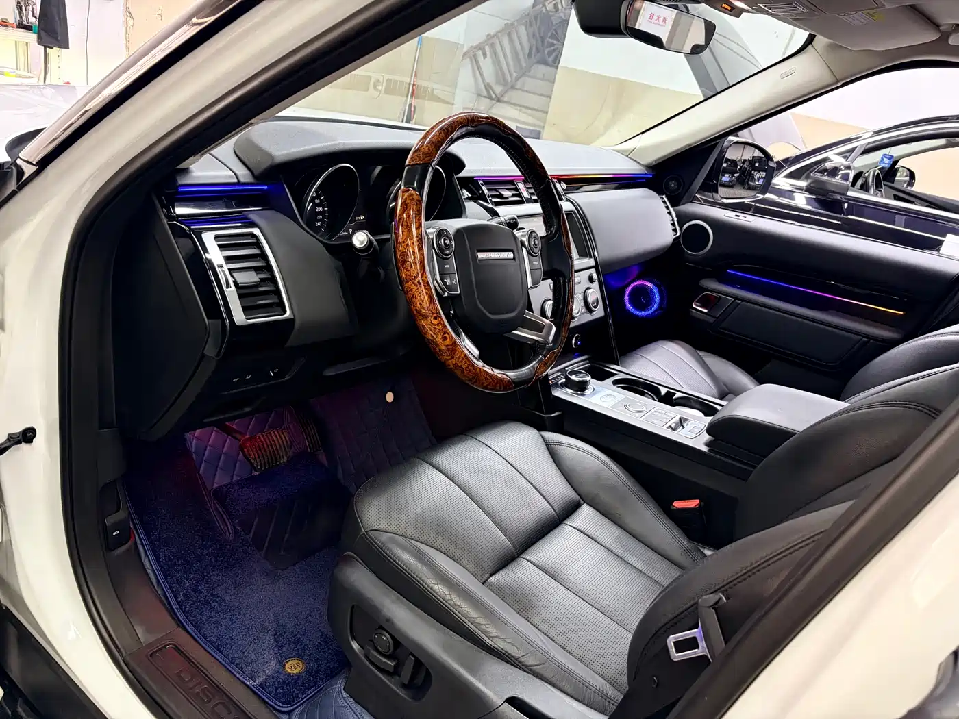 Land Rover Discovery 2018 2.0T SE фото 6