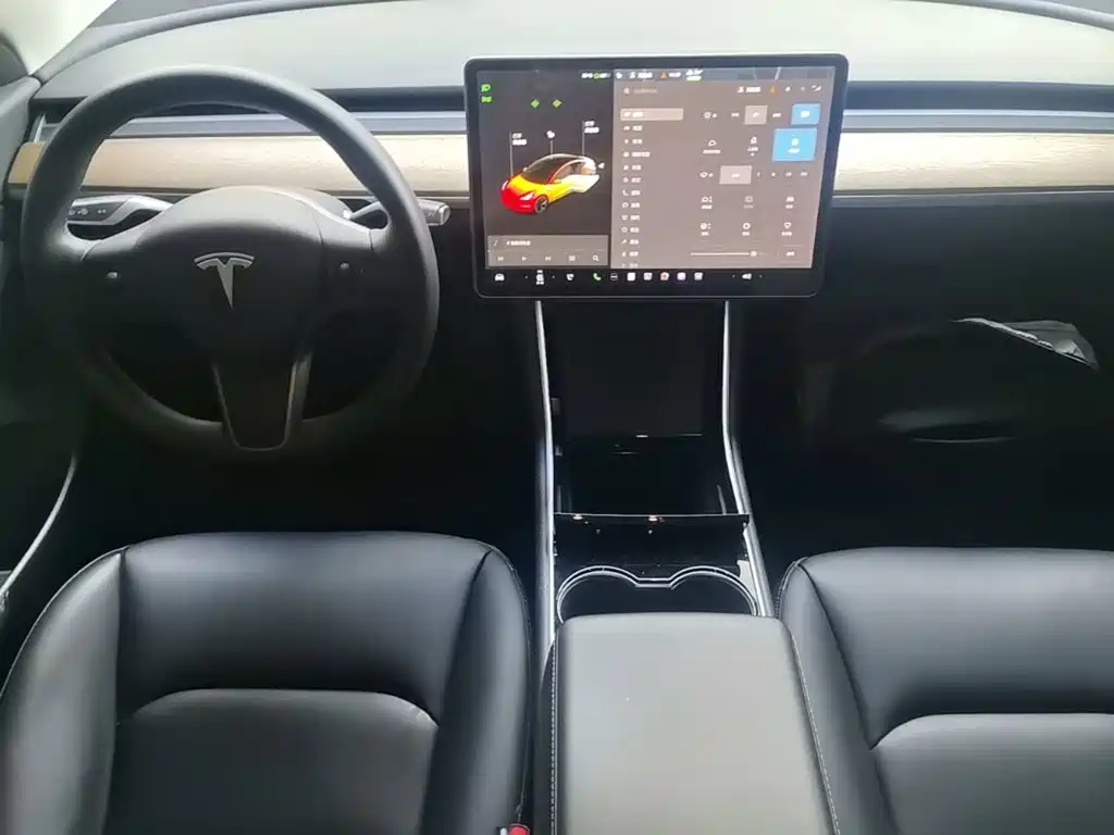 Фото 10 - Tesla Model 3