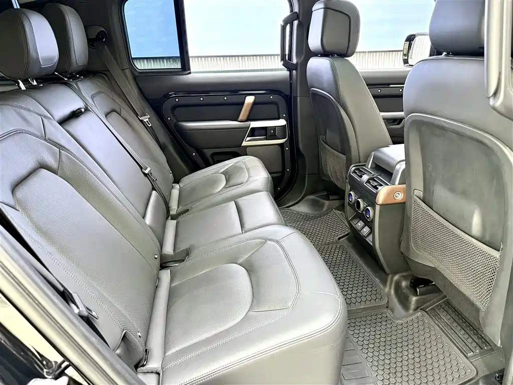 Land Rover Defender 2023 Facelift 110 3.0T P400 Dark Special Edition фото 24