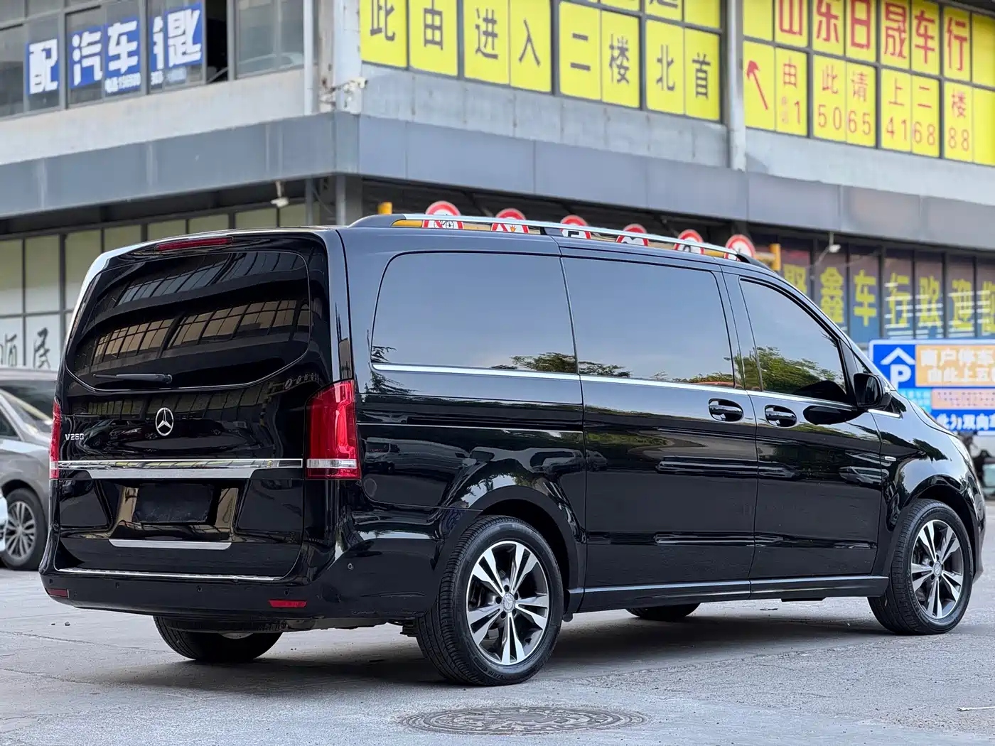 Mercedes-Benz V-Class 2017 Model V 260 Premium Edition фото 8