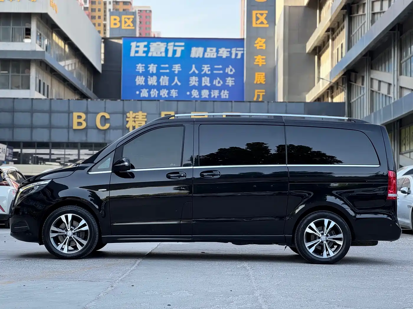 Mercedes-Benz V-Class 2017 Model V 260 Premium Edition фото 4