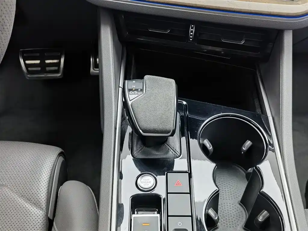 Volkswagen Touareg 2019 2.0TSI Sharp Wing Edition China VI фото 13