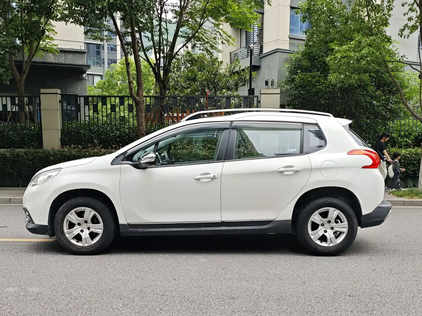 Peugeot 2008 2015 1.6L Automatic Cool Edition фото 2