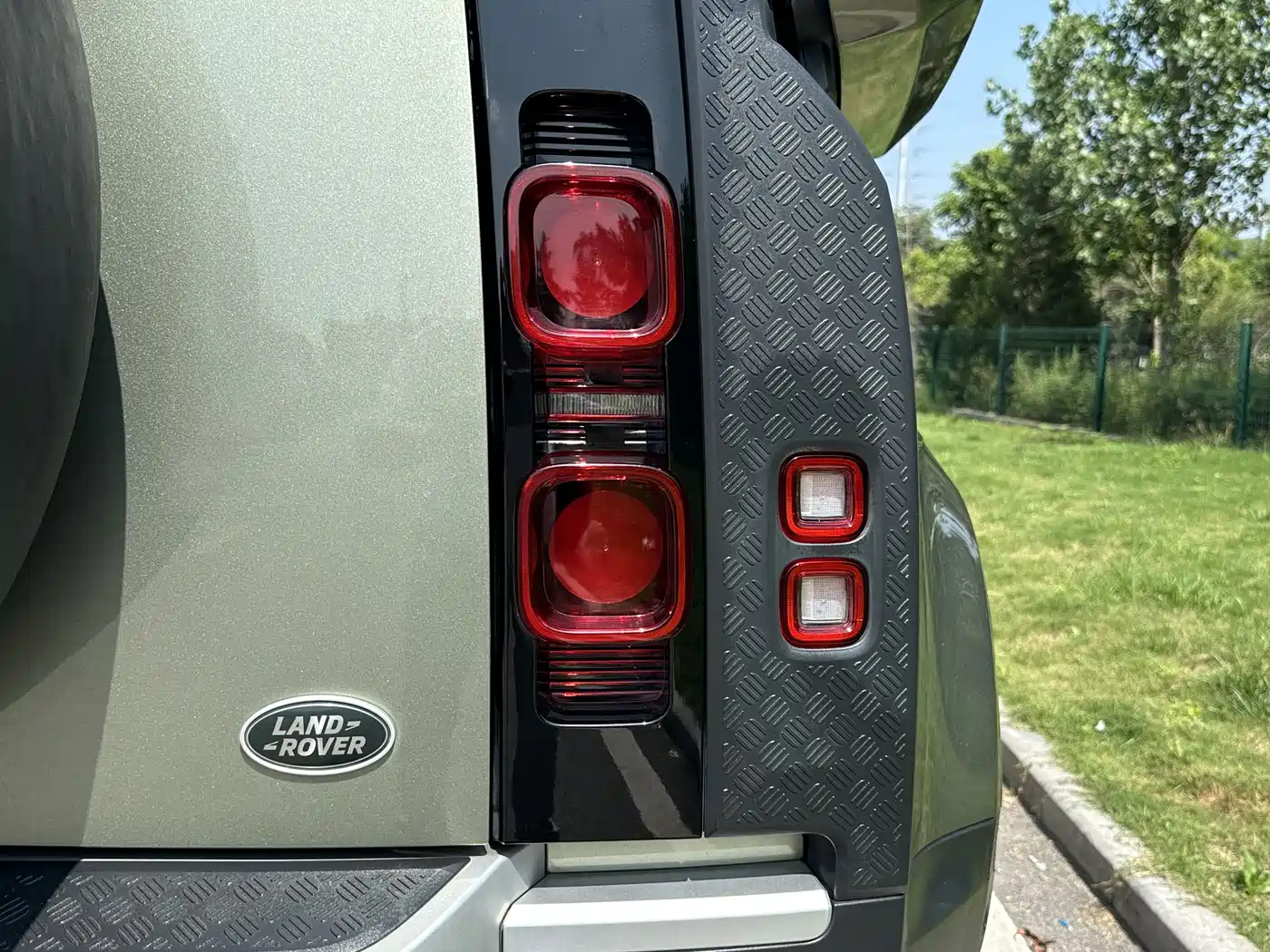 Land Rover Defender 2021 110 P400 Dark Special Edition фото 10