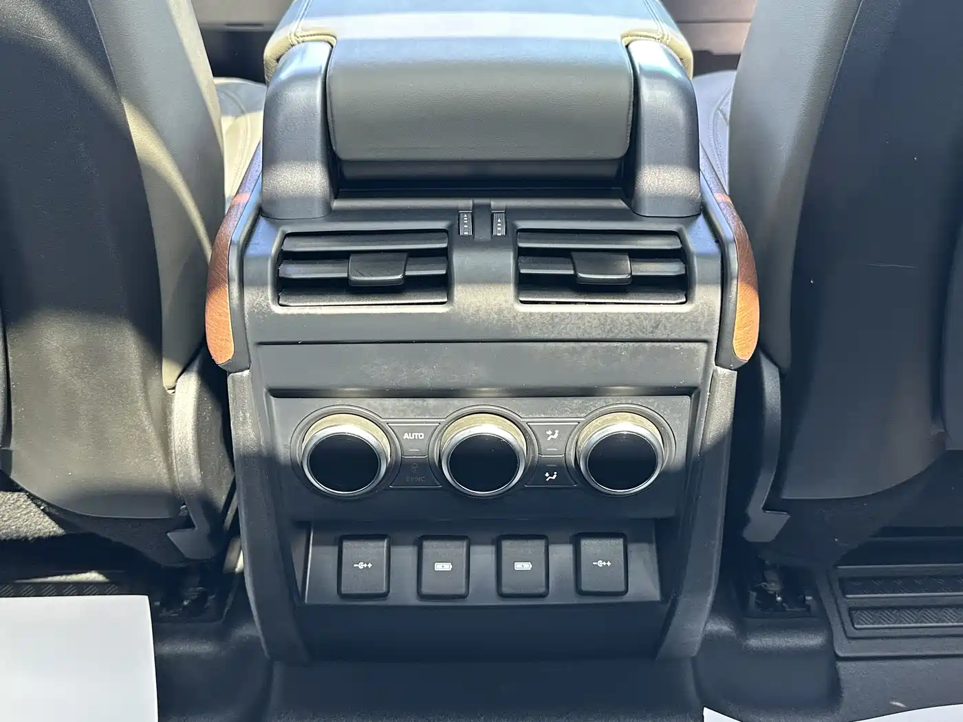 Land Rover Defender 2021 110 P400 Dark Special Edition фото 19