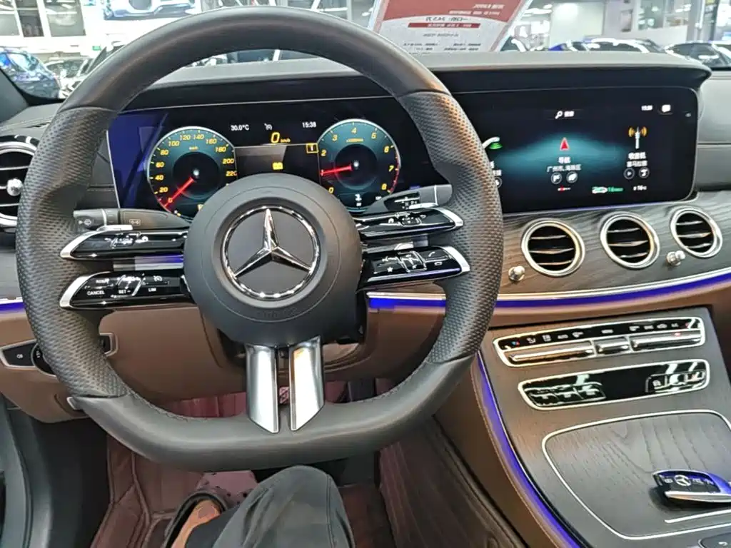 Фото 10 - Mercedes-Benz E-Class