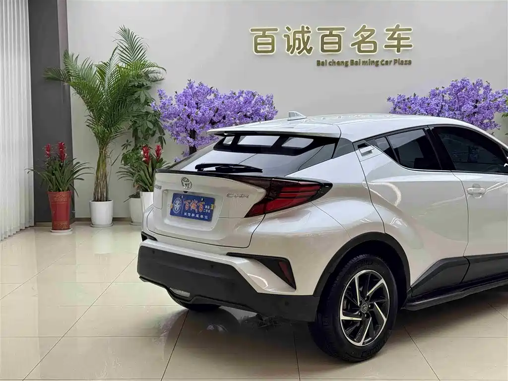Toyota C-HR 2021 2.0L Luxury Edition фото 6