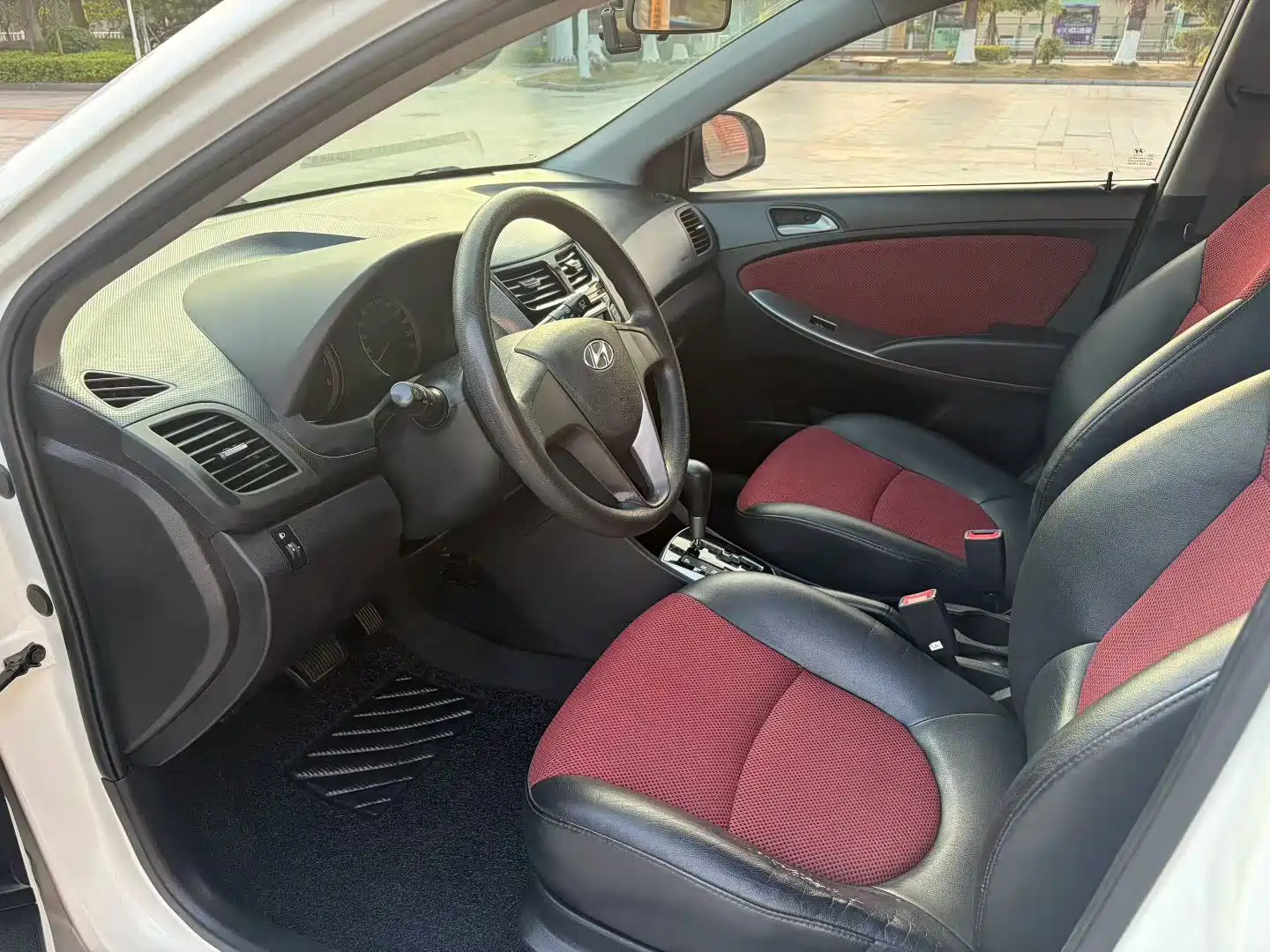 Photo 4 - Hyundai Reina