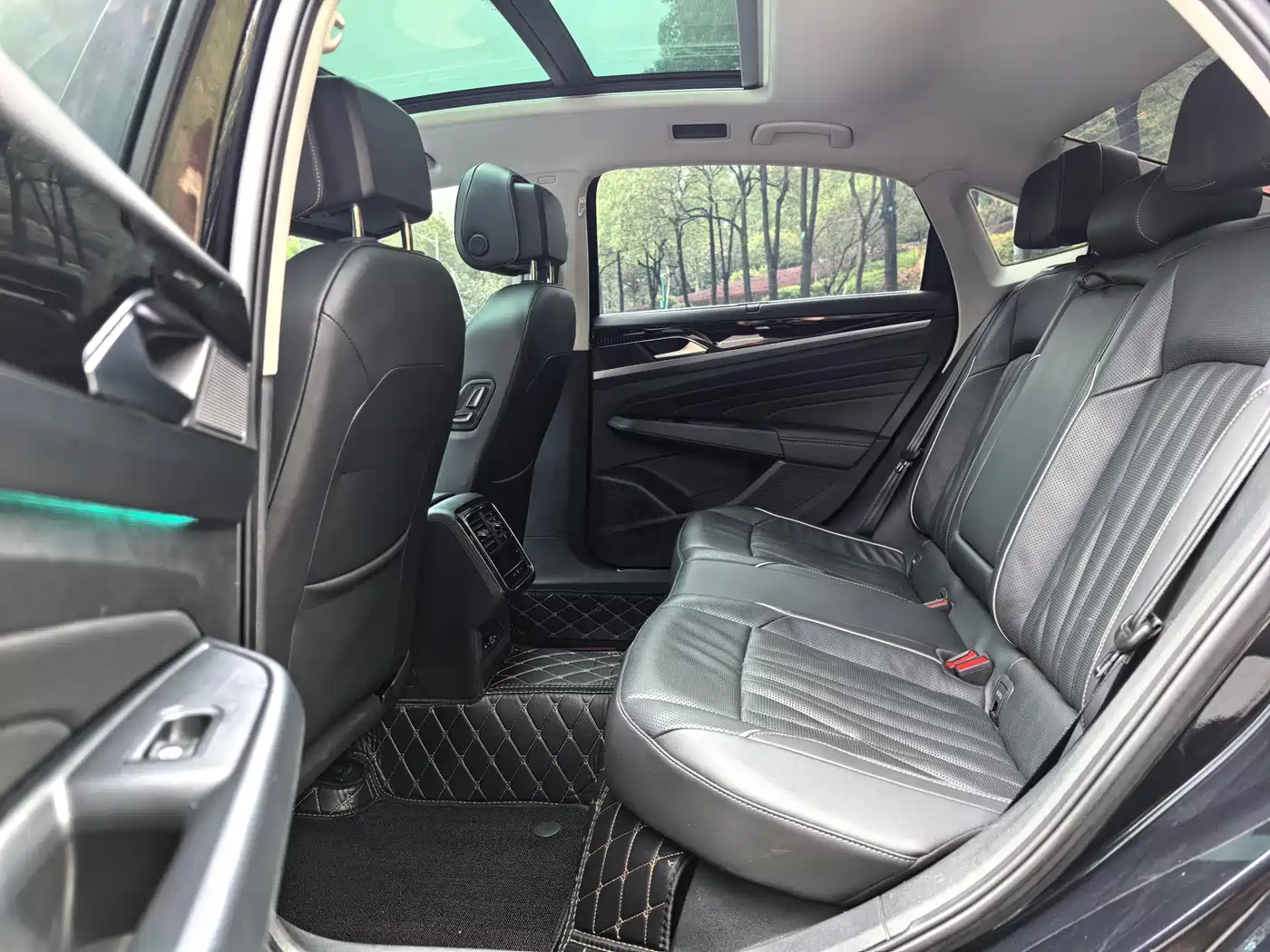 Volkswagen Passat 2023 330TSI Luxury Edition фото 14
