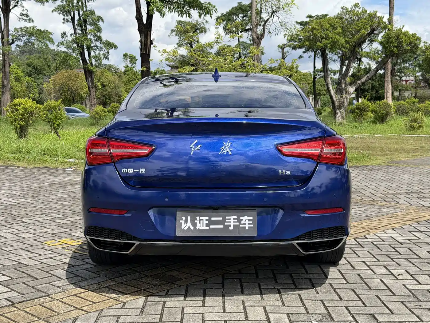 Фото 12 - Hongqi H5