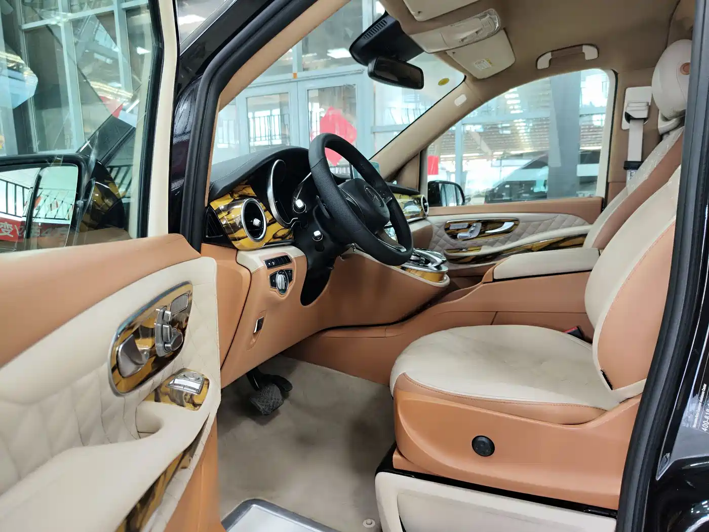 Mercedes-Benz V-Class 2018 V 260 L Premium Long Wheelbase Edition China VI фото 6