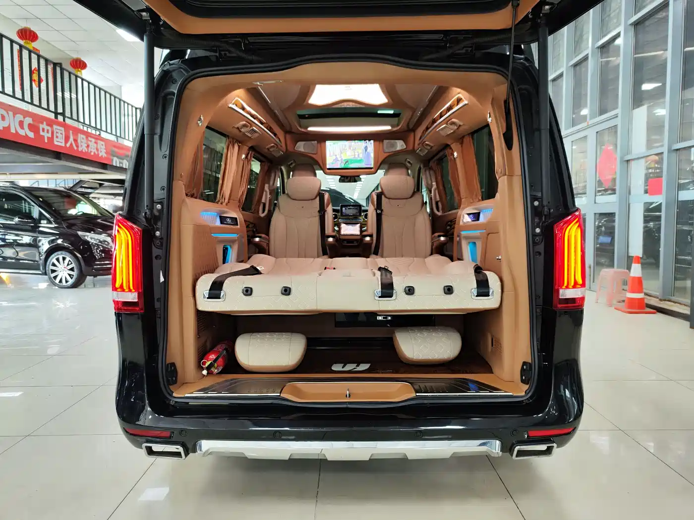 Mercedes-Benz V-Class 2018 V 260 L Premium Long Wheelbase Edition China VI фото 10