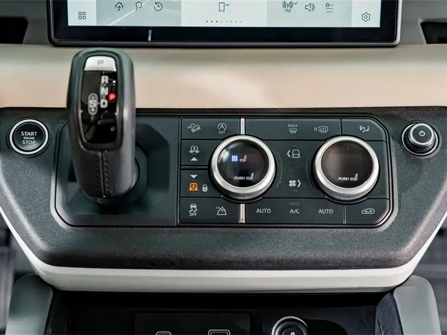 Land Rover Defender 2021 110 P400 Dark Special Edition фото 15