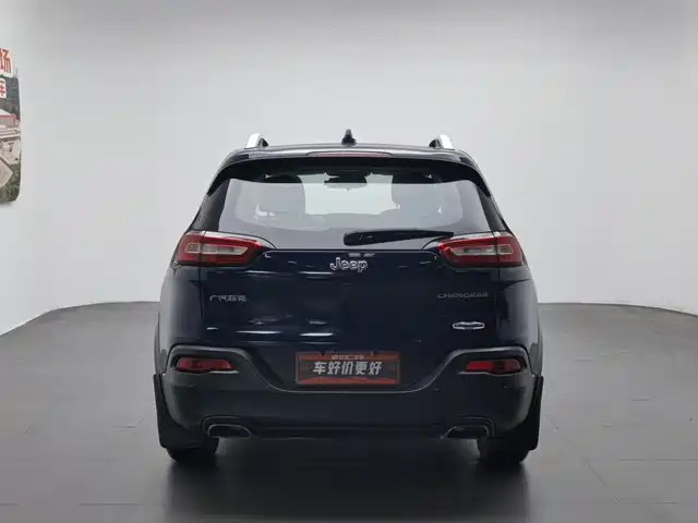 Jeep Cherokee 2016 2.4L Leading Smart Edition — фото 4