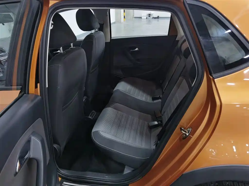 Volkswagen Polo 2016 1.6L Cross Polo Automatic фото 15