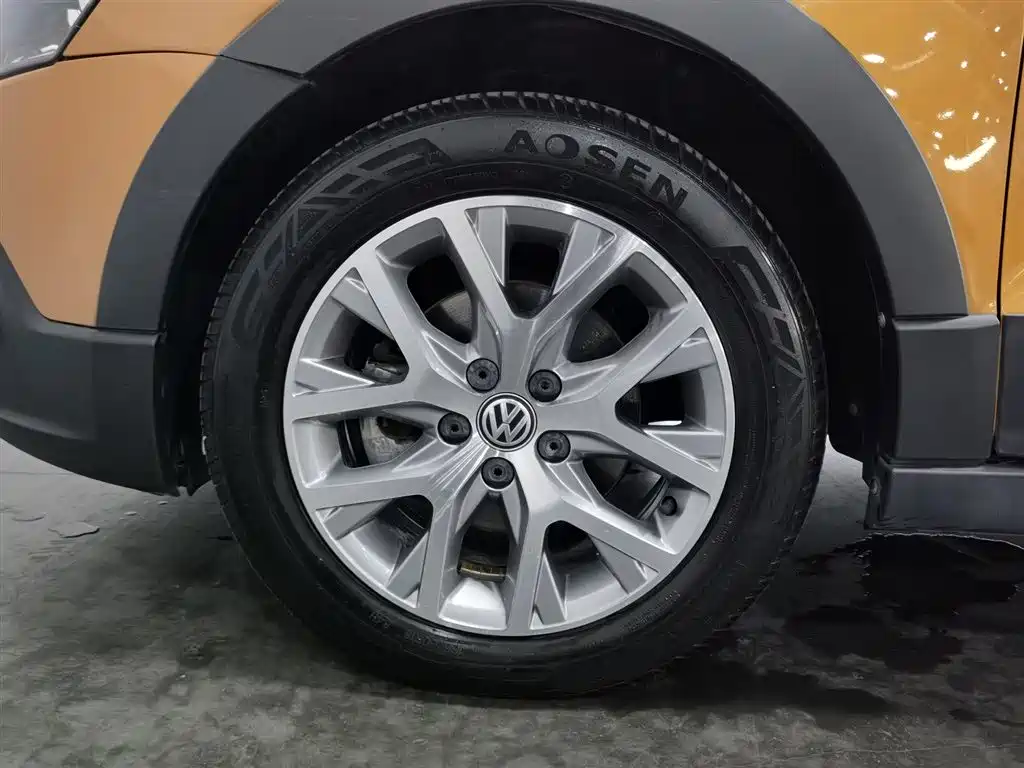 Volkswagen Polo 2016 1.6L Cross Polo Automatic фото 17