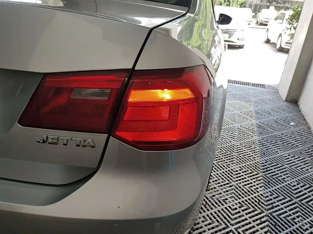 Volkswagen Jetta 2015 1.4L Manual Comfort фото 8