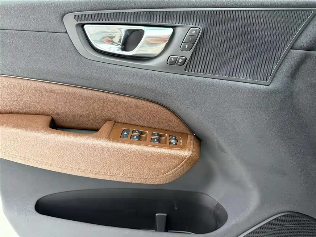 Фото 21 - Volvo XC60