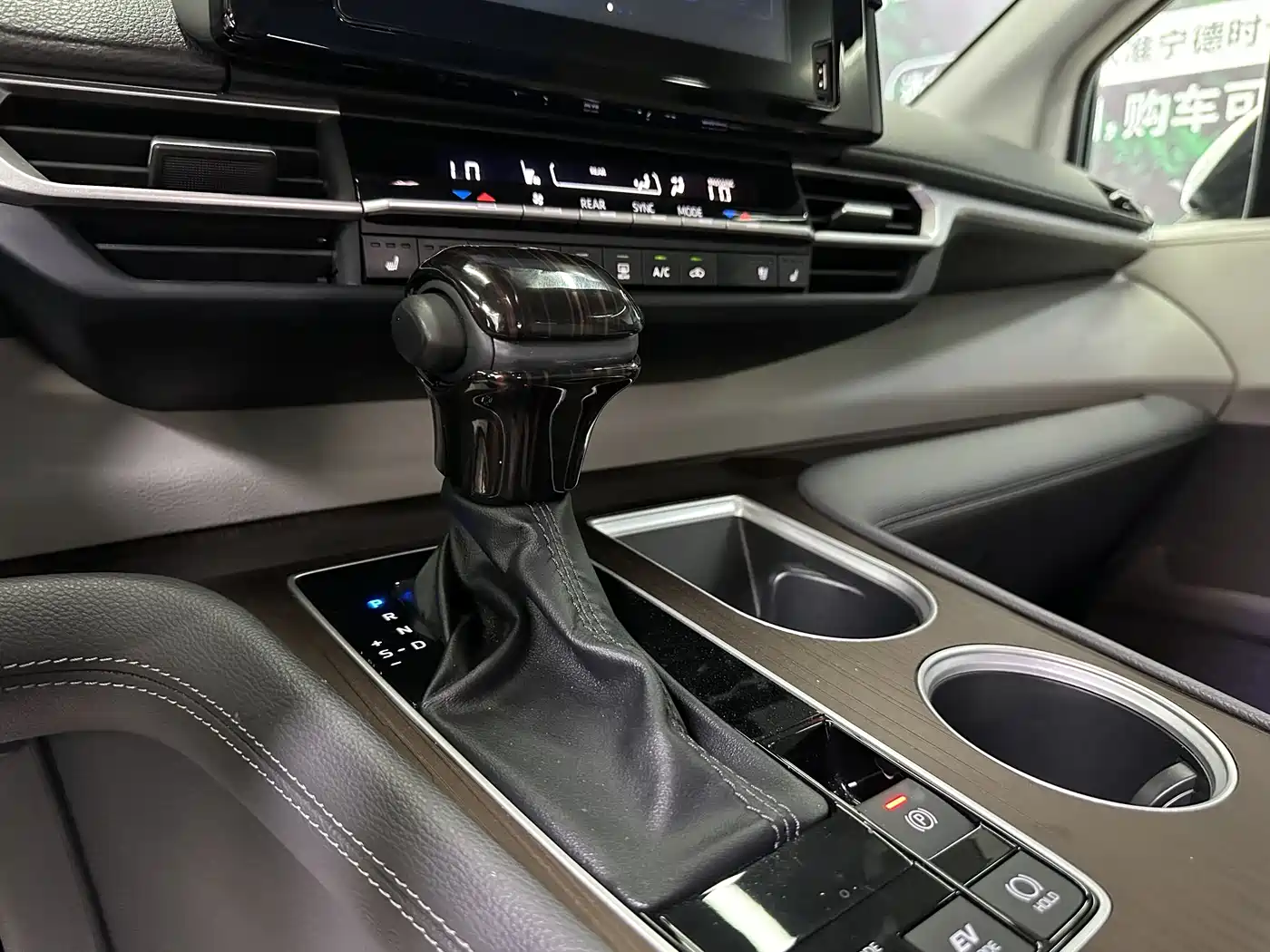 Toyota Sienna 2023 2.5L Hybrid Comfort Edition фото 11