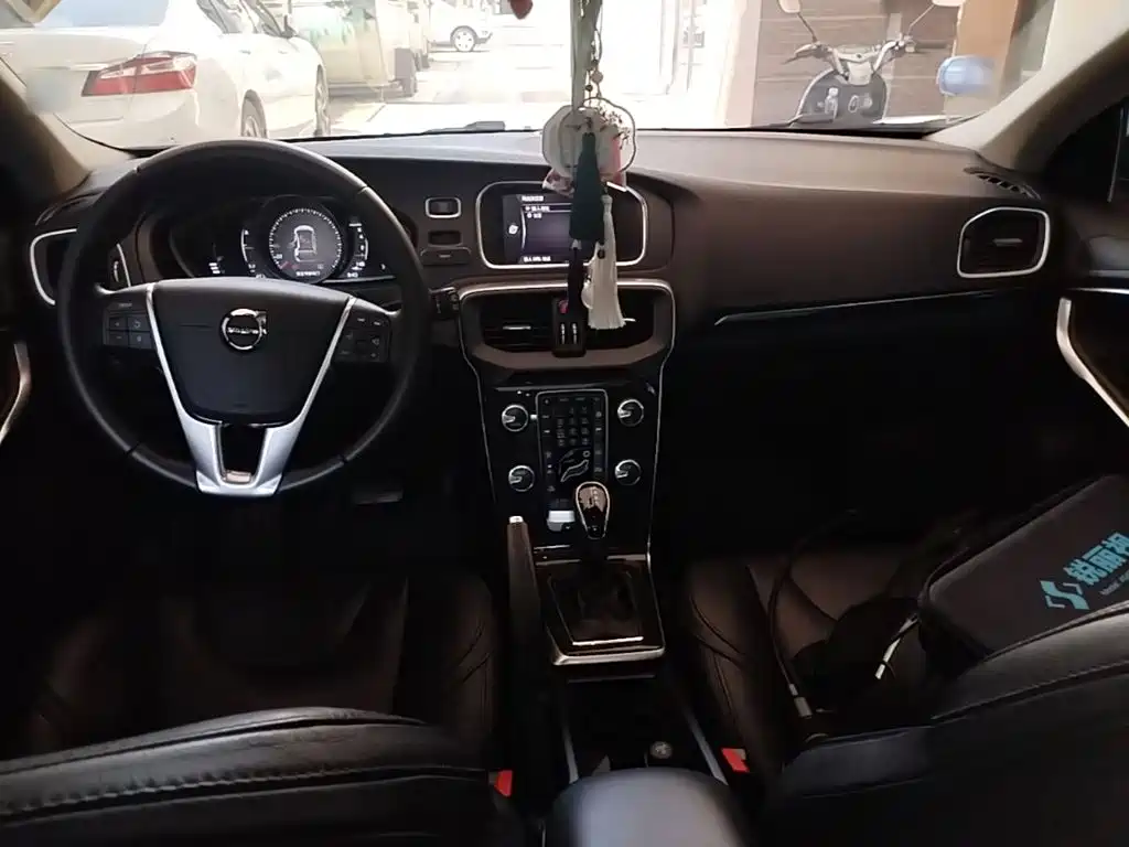 Фото 10 - Volvo V40