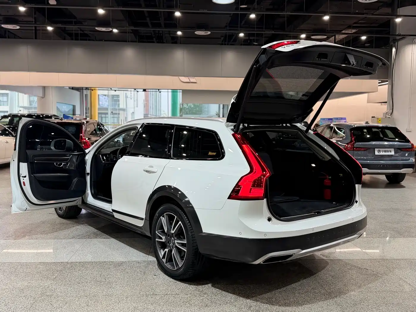 Volvo V90 2018 2017 Cross Country T5 AWD Premium