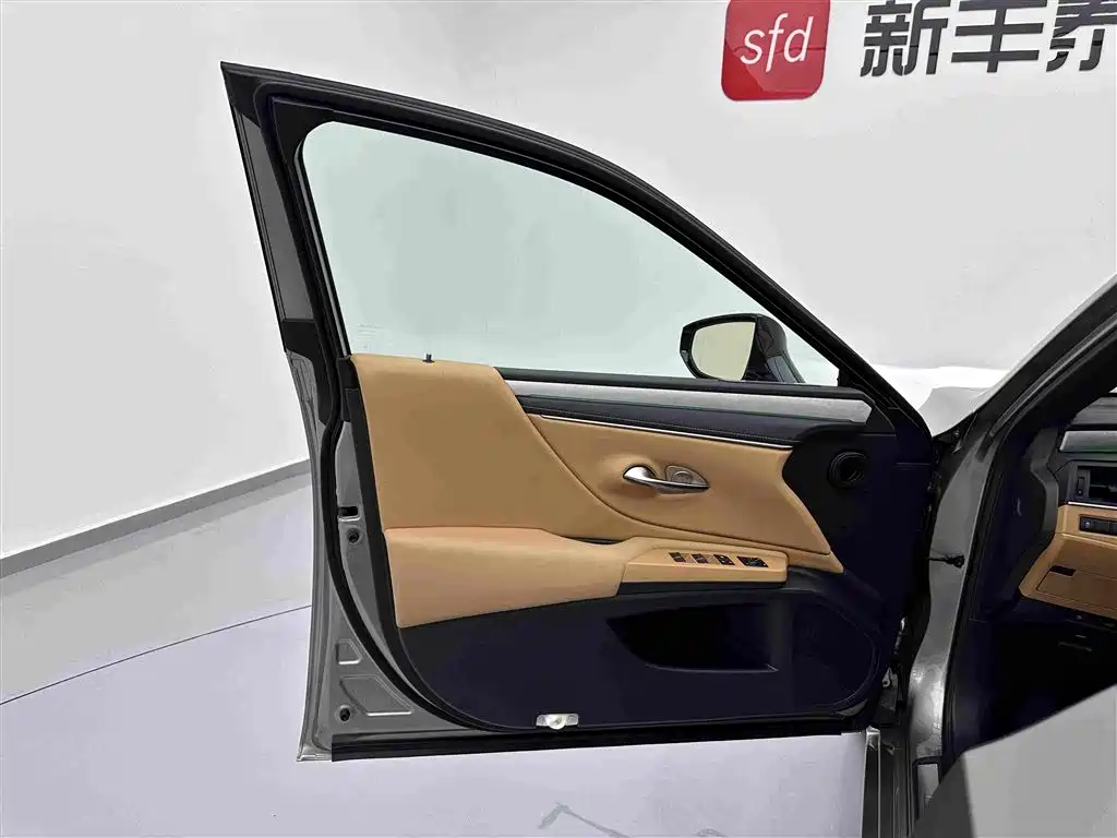 Lexus ES 2025 2025 300h Ultimate Edition